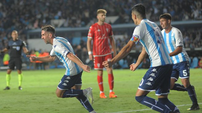  Con polémica y suspenso, Racing ganó y acecha la cima
 