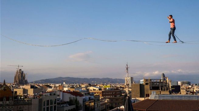  Un equilibrista francés cruzó Barcelona descalzo y a 70 metros de altura
 