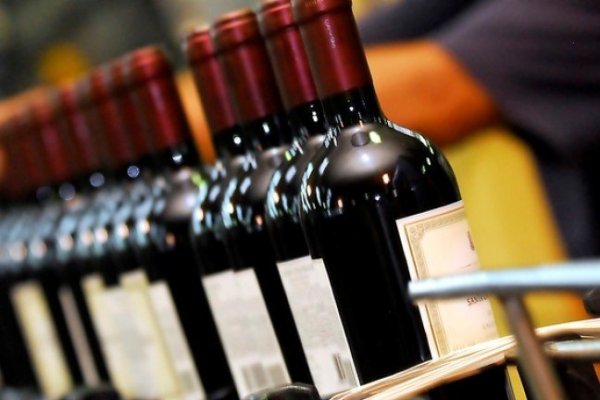 Exportación de vinos embotellados completa cinco meses seguidos a la baja