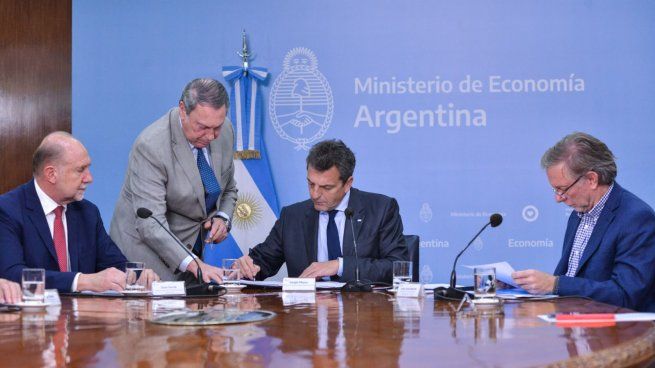  Sergio Massa anunció inversiones de $7.000 millones para productores lecheros santafesinos
 