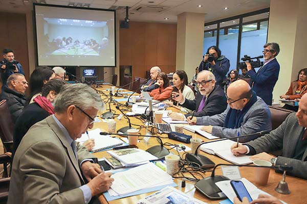 Ministro Montes expuso en el Senado sobre los polémicos convenios con fundaciones