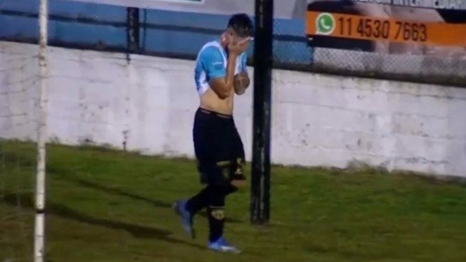  Ascenso argentino en estado puro: no aguantó, orinó en pleno partido y lo expulsaron
 