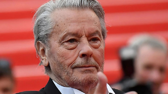  Los hijos de Alain Delon denunciaron a su cuidadora por 