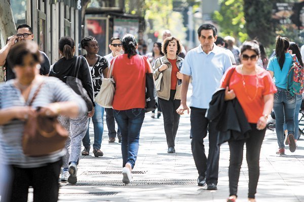 Comienza a sentirse la menor inflación: los salarios de los chilenos anotaron su tercer mes consecutivo al alza