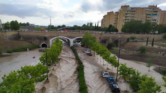  Pánico en Zaragoza: video muestra una tromba de agua arrastró cientos de autos y casas
 