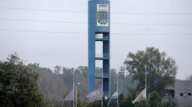  Un hombre fue detenido por colarse en el predio de la AFA para sacarse fotos con los jugadores
 