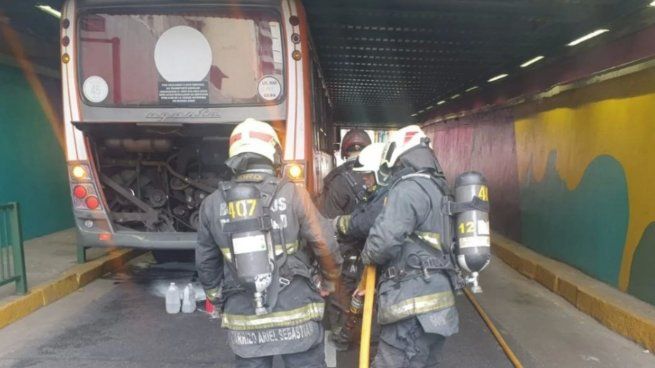  Se incendió un colectivo escolar con más de 30 menores a bordo
 