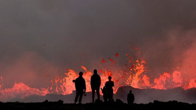  Islandia: poderoso volcán entró en erupción
 