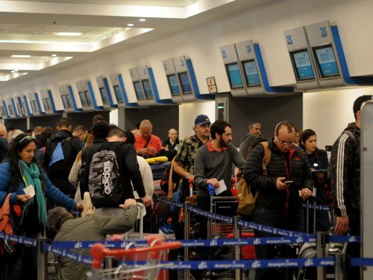  Aeroparque: 3.000 pasajeros varados por sorpresiva cancelación de vuelos
 