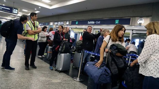  Aeroparque: demoras y miles de pasajeros varados tras un paro de Intercargo
 