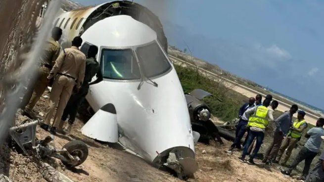  Un avión debió aterrizar de emergencia y chocó contra un muro 
 