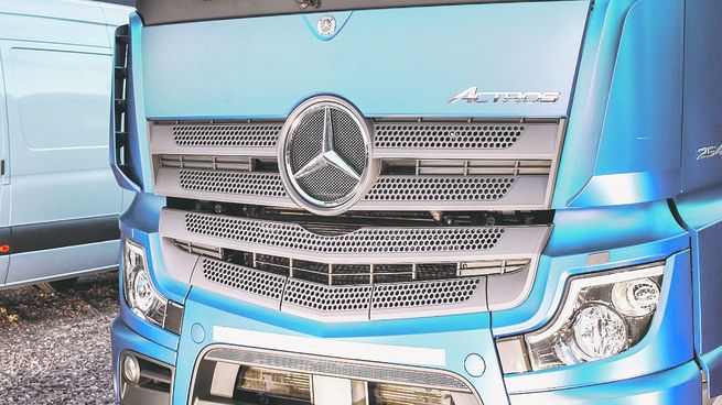  Mercedes-Benz anuncia inversión para división de camiones y buses 
 