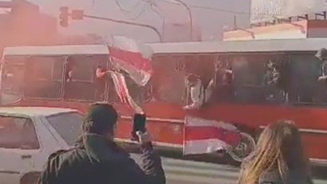  El impactante momento donde dos hinchas de River caen del micro al Monumental
 