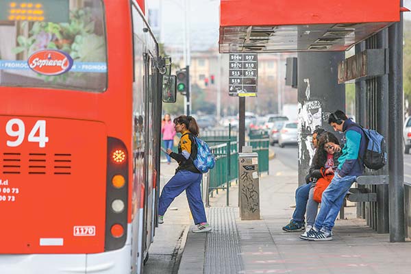 Panel de Expertos de Transantiago ve moderación en factores macroeconómicos y por primera vez la tarifa disminuye