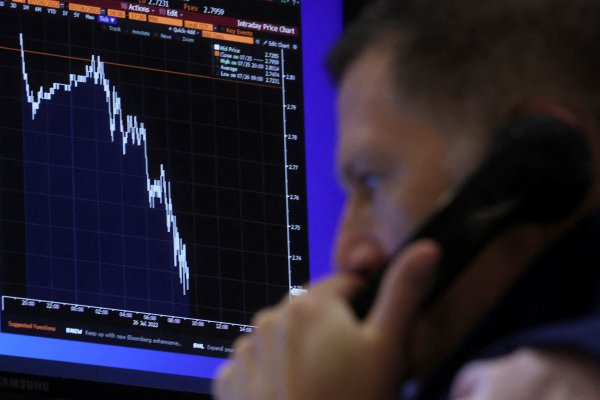 Futuros de Wall Street y bolsas europeas caen tras débiles cifras económicas de China