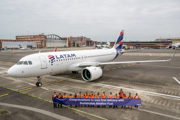 Latam realiza primer vuelo de entrega con combustible sostenible de aviación