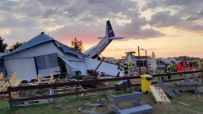  Accidente en Polonia: una avioneta chocó contra un hangar y murieron cinco personas
 