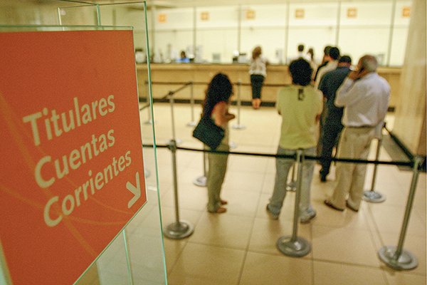 Bancos aprietan los dientes: se restringe la oferta de crédito para consumo y PYME