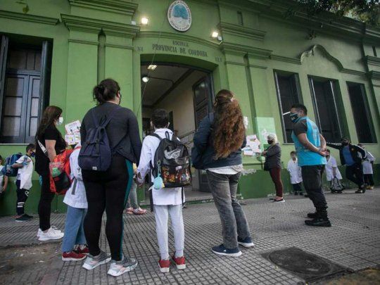  Docentes porteños acordaron suba de 10%: el básico quedó en casi $390.000
 