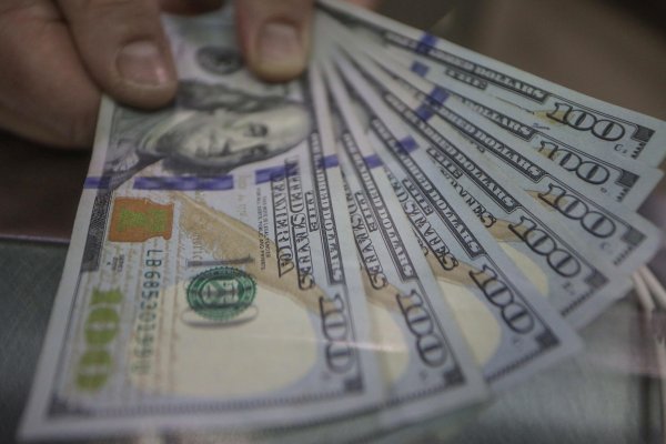 Dólar abre levemente a la baja pese a negativo Imacec en Chile y atento a Powell en EEUU