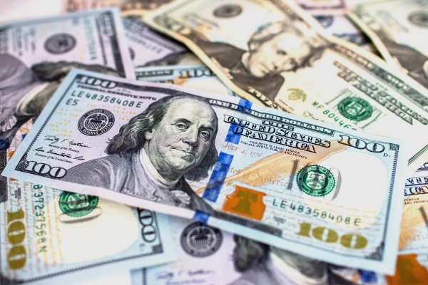 Dólar baja con fuerza en la apertura a niveles de $900 en medio de alivio tras desaceleración de precios en la eurozona