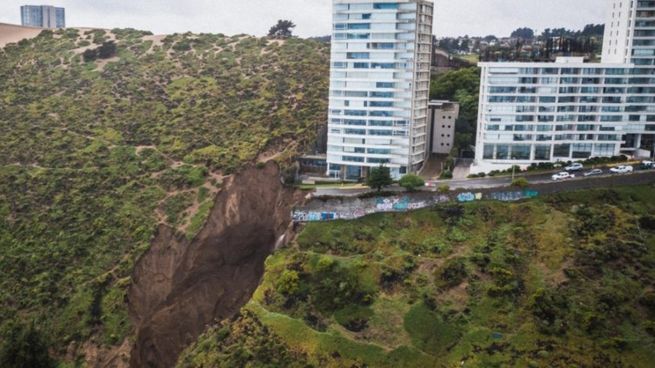  Chile: más de 200 personas tuvieron que ser evacuadas por un socavón en Viña del Mar
 