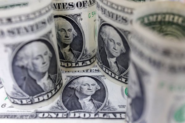 Dólar sube sobre $915 en la apertura mientras la divisa continúa fortaleciéndose en el plano internacional