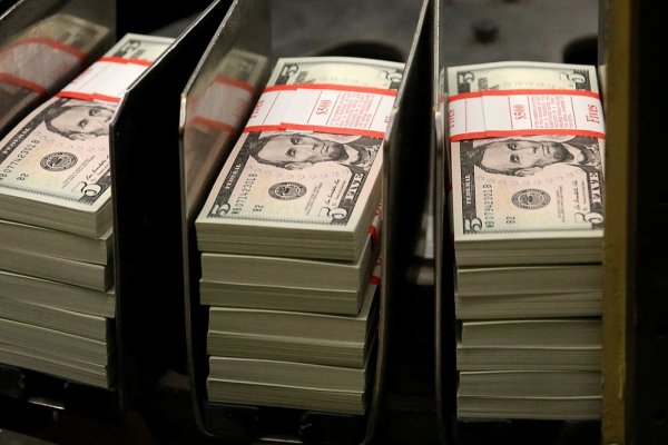 Dólar baja de los $900 en la apertura presionado por recuperación en el precio del cobre