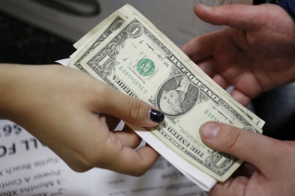 Dólar baja en la apertura a niveles de $900 en medio de recuperación en el precio del cobre