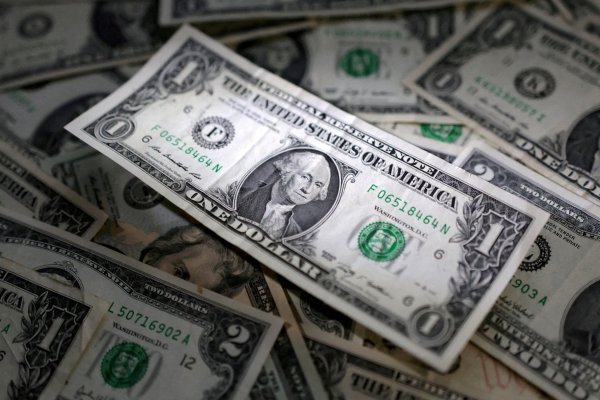 Dólar sube más de $14 en primeros negocios y cruza sobre los $900 en medio de fuerte retroceso del cobre por toma de ganancias