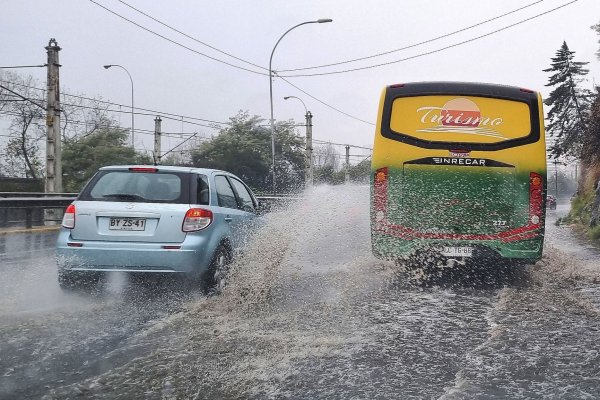 Frente de lluvia y viento provoca cortes de energía y deja a más de 65 mil clientes sin suministro eléctrico en el país