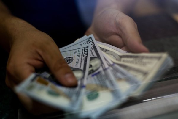 Dólar baja y pierde los $ 940 en primeras operaciones en medio de recuperación del cobre