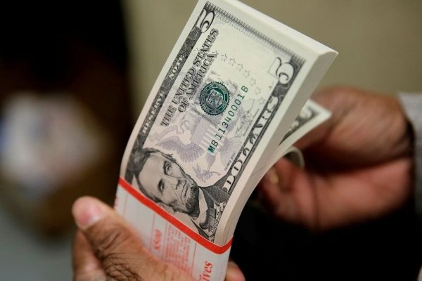 Dólar pierde los $ 930 en primeros negocios tras encuesta de expectativas y en medio de declaraciones de Powell