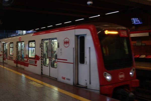 Metro informa cierre de estaciones por protestas tras anuncio de alzas en las tarifas del transporte público