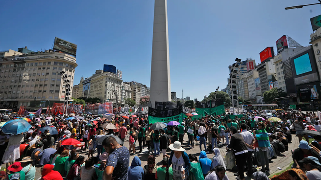  Cartoneros y recicladores marchan por el centro porteño contra una medida de la Ciudad
 