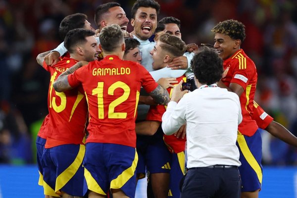 España marca en el final, le gana 2-1 a Inglaterra y se corona como el ganador de la Eurocopa