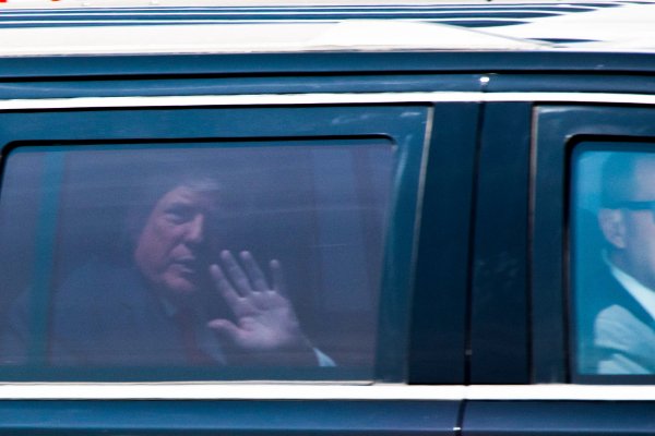 Donald Trump llega a Nueva York para entregarse a la fiscalía por acusación criminal en su contra