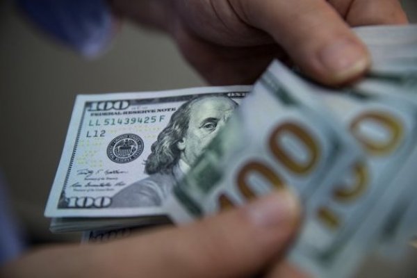 Dólar abre con leve alza por retroceso del cobre, en jornada de anuncio de política monetaria en Chile