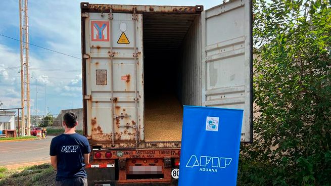  La Aduana impidió que un hombre retire del país mercadería de valor histórico
 