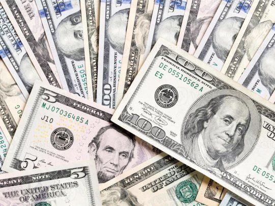  El súper dólar cae tras débiles datos económicos y por expectativas de menor suba de tasas
 