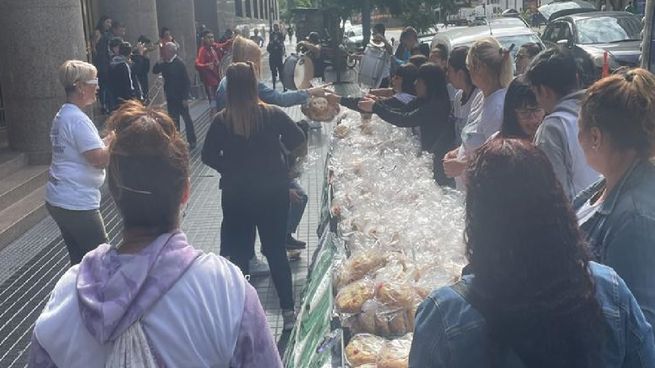  Regalan 2.000 Roscas de Pascua a metros de Plaza de Mayo
 