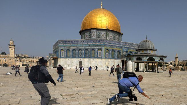  Enfrentamientos en una mezquita en Israel: 350 personas quedaron detenidas
 