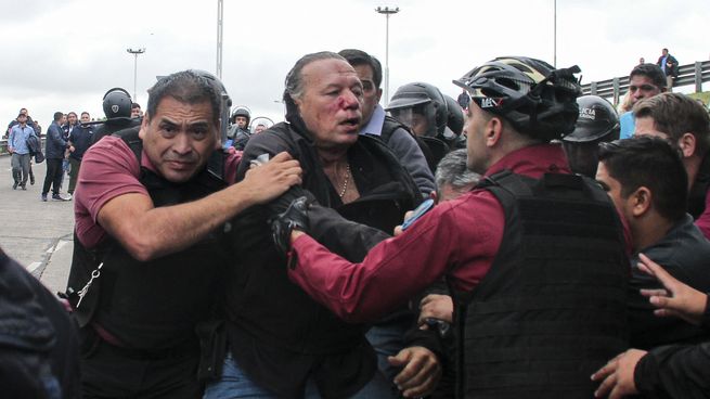  Detuvieron a dos participantes de la protesta de colectiveros en la que fue agredido Berni
 