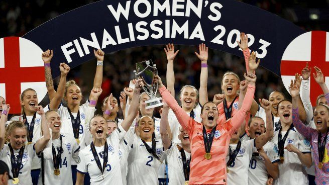  Inglaterra le ganó la Finalissima a Brasil en el fútbol femenino
 