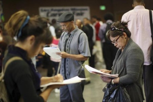 El mercado laboral de EEUU baja una décima y da señales mixtas para la Fed