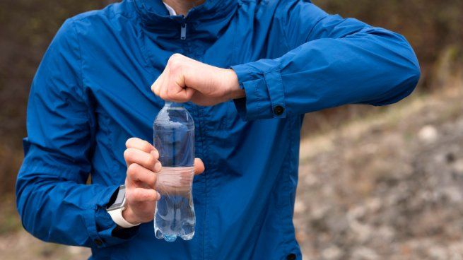  ¿Qué dice la ciencia sobre recargar las botellas de plástico para tomar agua?
 