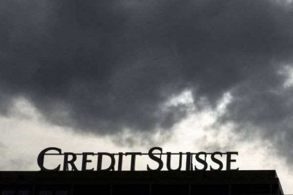 Credit Suisse batalla cuesta arriba para recuperar la confianza de los inversionistas mientras sus acciones se desploman