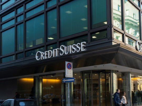  El Credit Suisse se desploma 50% en Wall Street pero UBS sorprende con una suba del 6%
 