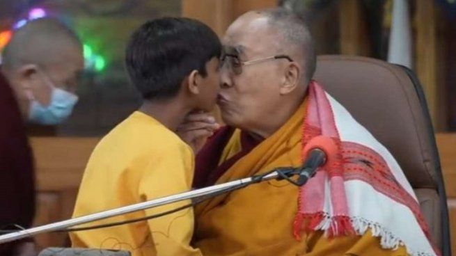  El Dalai Lama besó en la boca a un niño y las imágenes causaron indignación
 