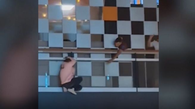  Dramático rescate de un hombre que intentó suicidarse desde el tercer piso del Abasto
 